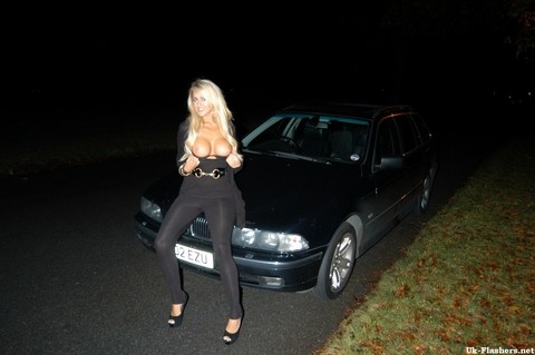 Blonde female from the UK flashes her tits on the street at night | Фото 3