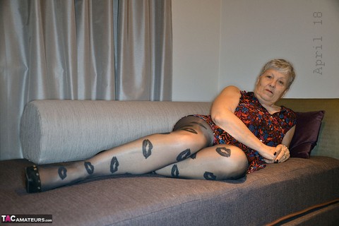 Older granny Savana pulls down hot pantyhose to rub clit with saggy tits out | Фото 2