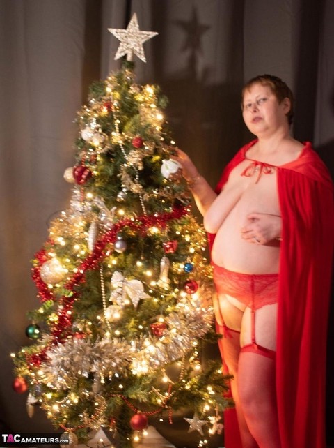 Mature BBW Posh Sophia hangs Christmas ornaments from her saggy tits | Фото 5