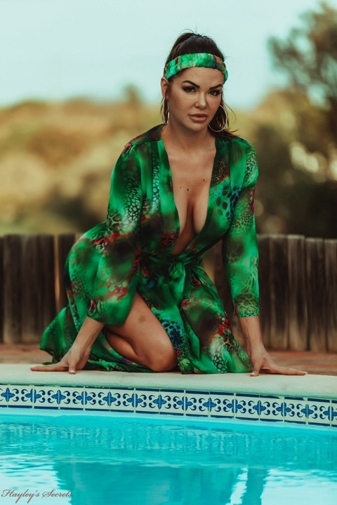 Amateur model Nicole B removes a robe to display her enhanced tits by a pool | Фото 4