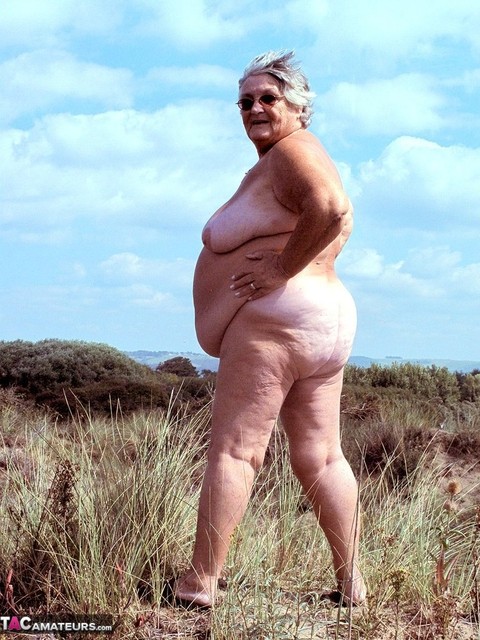 Fat British nan Grandma Libby gets completely naked while out in nature | Фото 18