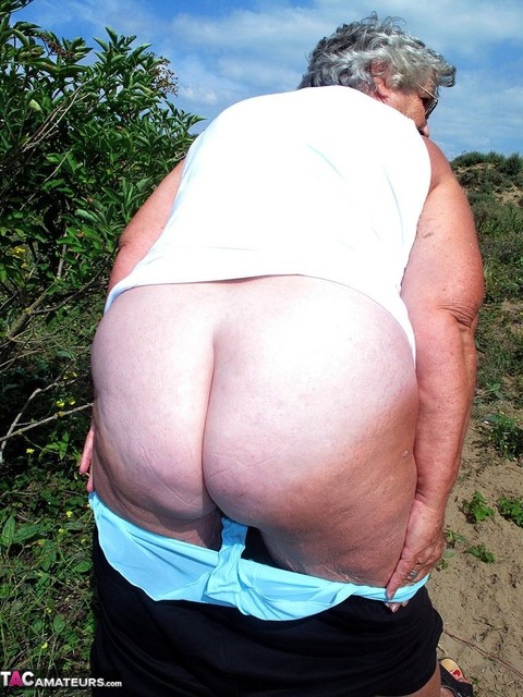 Fat British nan Grandma Libby gets completely naked while out in nature | Фото 6