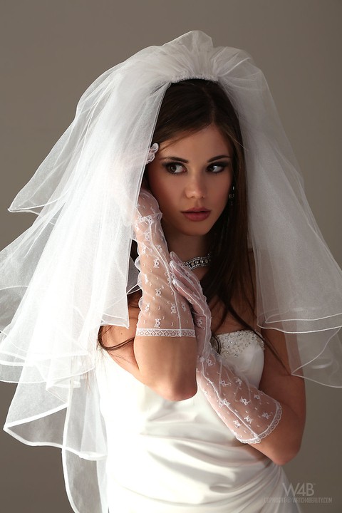 Glamour model Little Caprice strips off her wedding dress | Фото 4