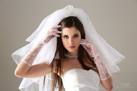 Glamour model Little Caprice strips off her wedding dress | Фото 7