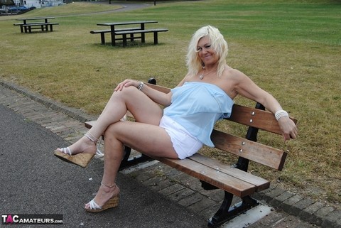 Mature platinum blonde lady lets her big saggy tits free in the outdoors | Фото 3