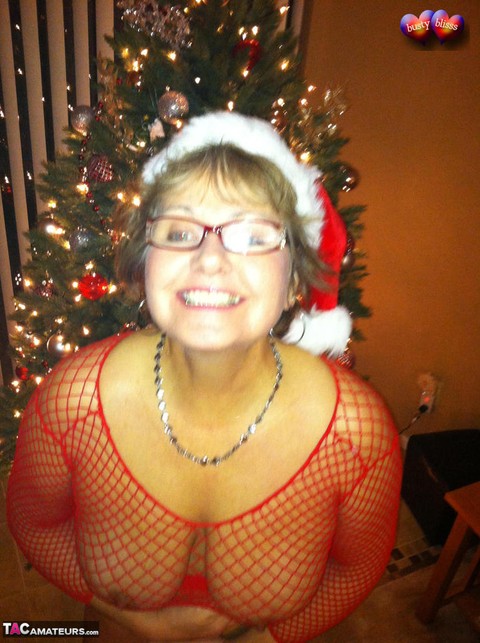 Middle-aged amateur Busty Bliss gives a BJ at Xmas in a mesh top and thong | Фото 2