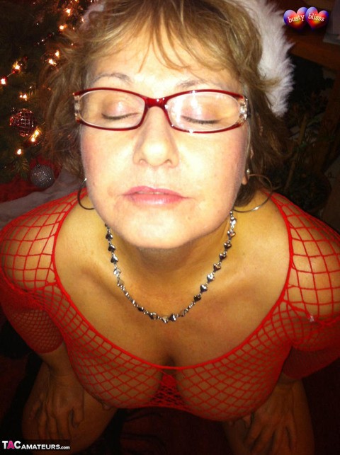 Middle-aged amateur Busty Bliss gives a BJ at Xmas in a mesh top and thong | Фото 6