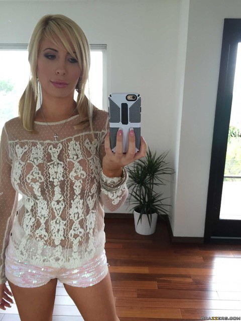 Famous pornstar Tasha Reign squeezes her big tits while taking mirror photos | Фото 11