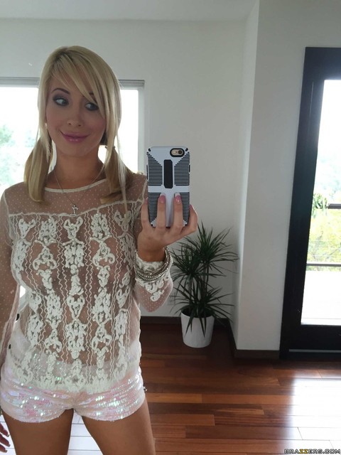 Famous pornstar Tasha Reign squeezes her big tits while taking mirror photos | Фото 12