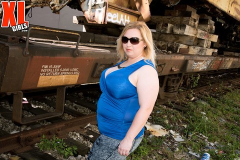 Blonde BBW Nikky Wilder exposes her big tits butt inside a boxcar | Фото 1