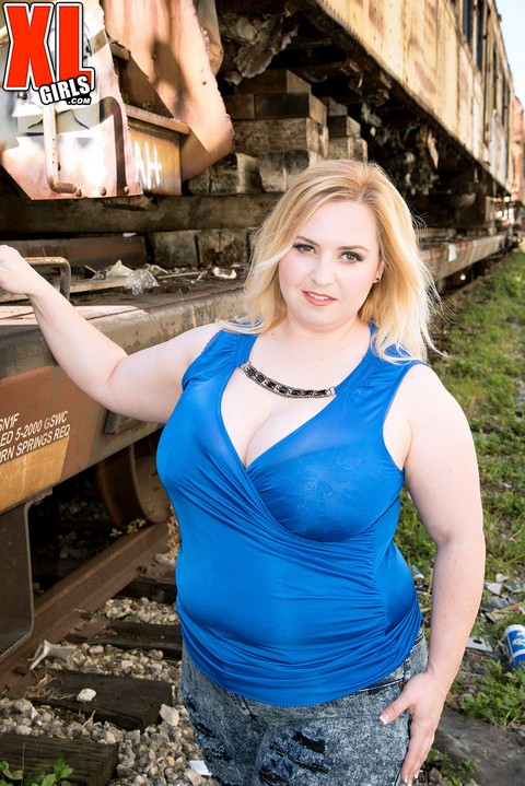 Blonde BBW Nikky Wilder exposes her big tits butt inside a boxcar | Фото 3