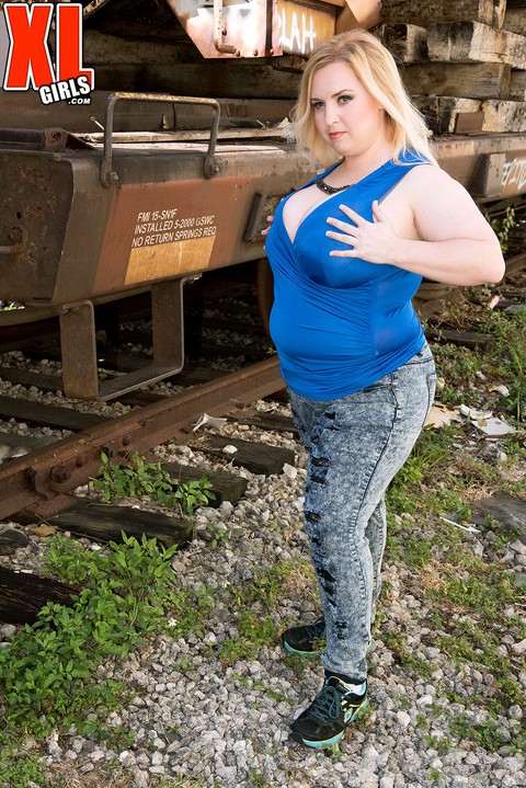 Blonde BBW Nikky Wilder exposes her big tits butt inside a boxcar | Фото 4