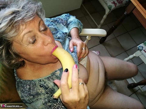 Horny granny Caro sticks a banana inside her natural pussy on kitchen chair | Фото 9