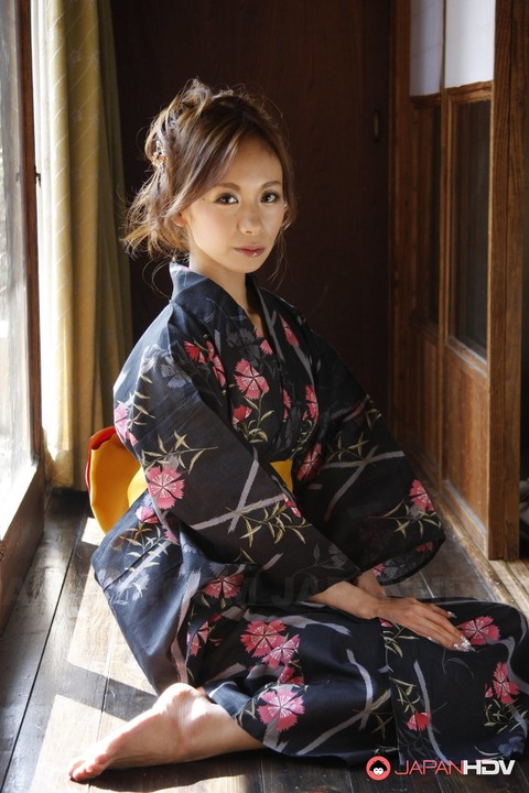 Japanese model Shuri Maihama removes upskirt panties in a kimono | Фото 1