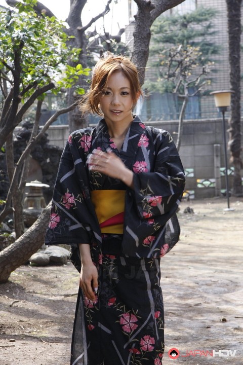 Japanese model Shuri Maihama removes upskirt panties in a kimono | Фото 3