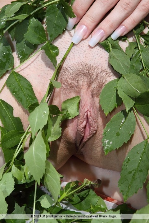 Dark haired Agatha D naked in the greenery giving hard nipples & pussy closeup | Фото 13