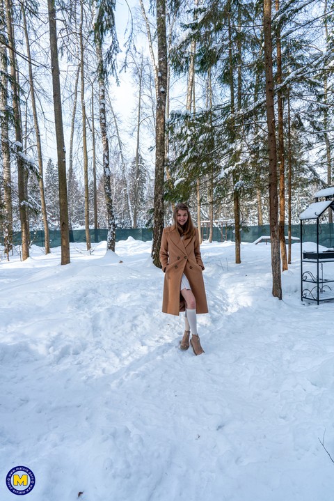 Playful Russian hotties Amanda Clarke & Isadora flash their cunts in the snow | Фото 1