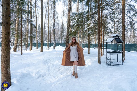 Playful Russian hotties Amanda Clarke & Isadora flash their cunts in the snow | Фото 2