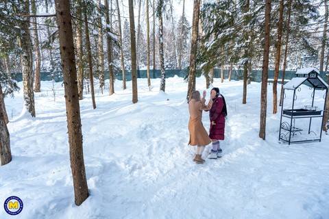 Playful Russian hotties Amanda Clarke & Isadora flash their cunts in the snow | Фото 9