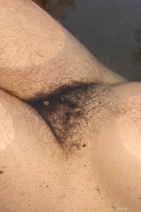 Brunette Harley Hex strips her swimsuit and washes her hairy body in the river | Фото 15