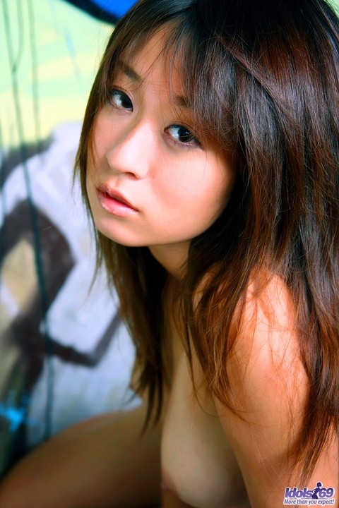 Japanese beauty Risa Misaki gets totally naked in a graffiti strewn building | Фото 11