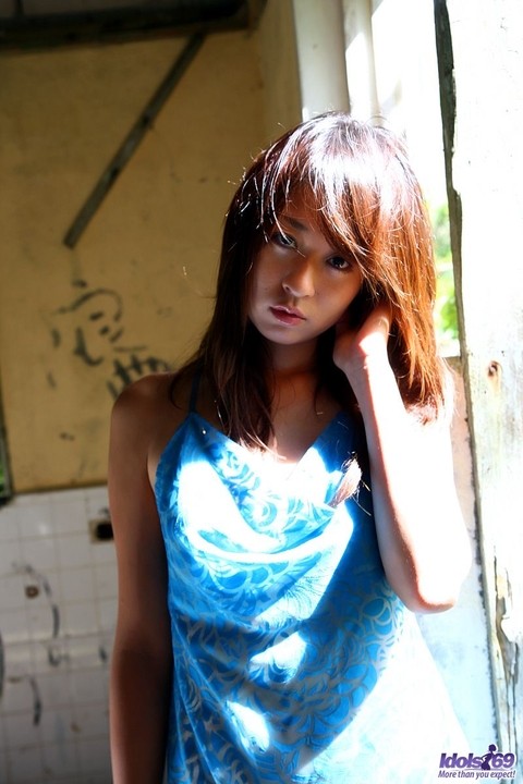 Japanese beauty Risa Misaki gets totally naked in a graffiti strewn building | Фото 4