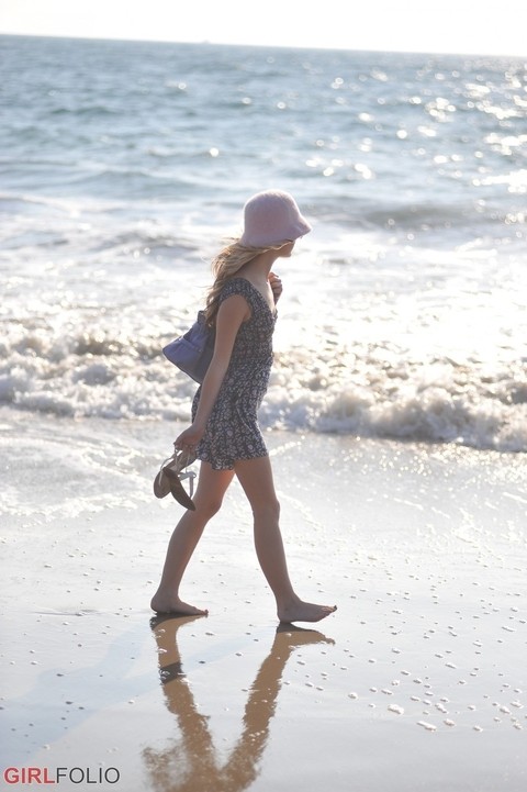 Glamour girl Sarah James flashes her upskirt underwear while at the seaside | Фото 5