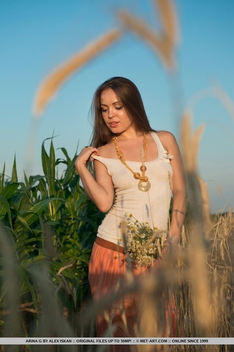 Glamour model Arina G stripping naked for nude spread in hay field | Фото 3