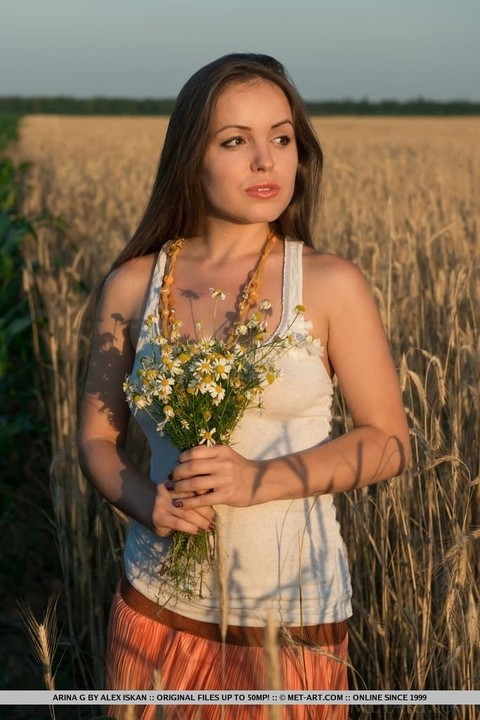 Glamour model Arina G stripping naked for nude spread in hay field | Фото 6