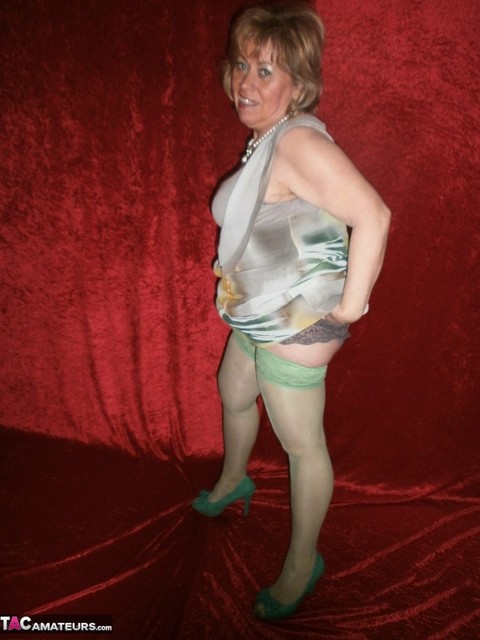 Chubby mature granny Caro in green stockings flashes lace panty cameltoe | Фото 8