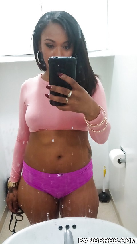 Curvy black chick Porsha Carrera taking selfies of her big black tits | Фото 2