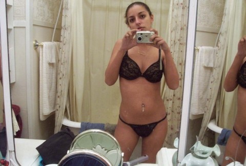 Indian chick takes nude and non nude self shots in bathroom mirror | Фото 1