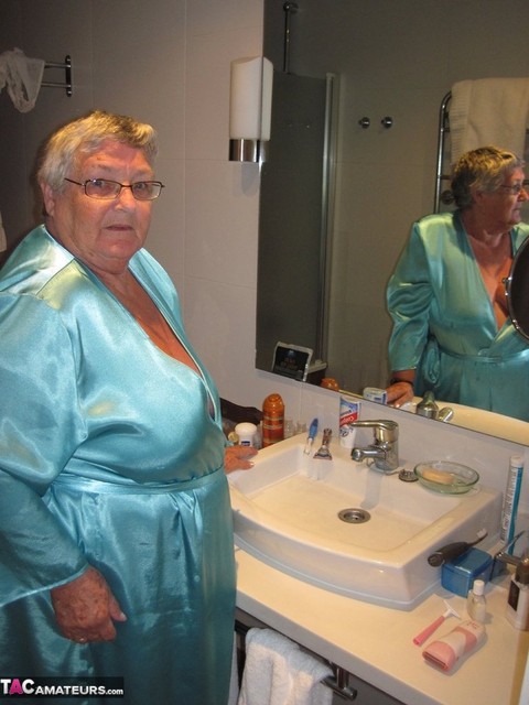 Morbidly obese woman Grandma Libby shaves before taking a bubble bath | Фото 1