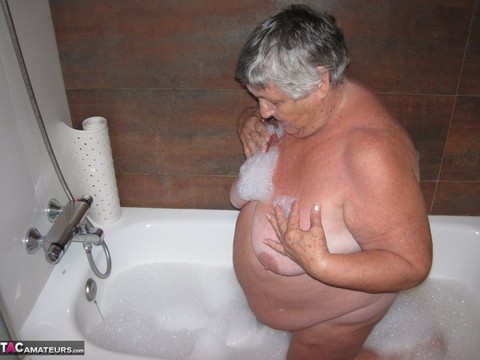 Morbidly obese woman Grandma Libby shaves before taking a bubble bath | Фото 10