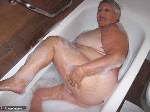 Morbidly obese woman Grandma Libby shaves before taking a bubble bath | Фото 15