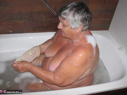 Morbidly obese woman Grandma Libby shaves before taking a bubble bath | Фото 18