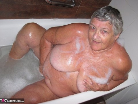 Morbidly obese woman Grandma Libby shaves before taking a bubble bath | Фото 19