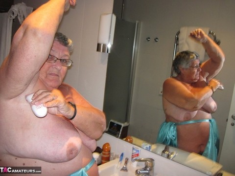 Morbidly obese woman Grandma Libby shaves before taking a bubble bath | Фото 2