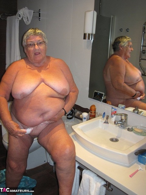 Morbidly obese woman Grandma Libby shaves before taking a bubble bath | Фото 3