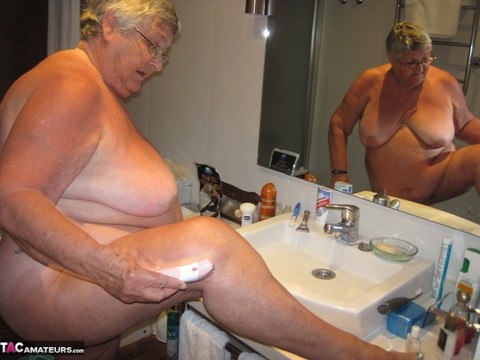 Morbidly obese woman Grandma Libby shaves before taking a bubble bath | Фото 4