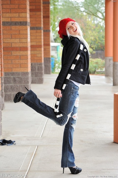 Skinny blonde Layden touches her big clit while posing with a scarf & red hat | Фото 5