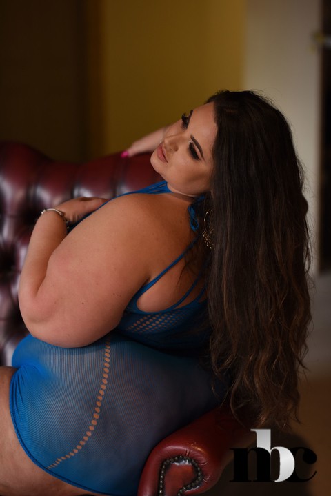 Brunette BBW Yazmin Fox exposes her boobs and poses in solo action | Фото 4