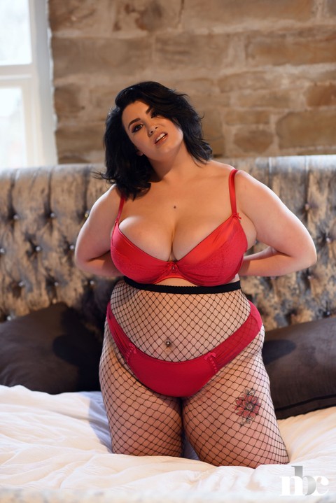 Brunette fatty Kiki flaunts her cuddly tits in sexy lingerie & body stockings | Фото 11