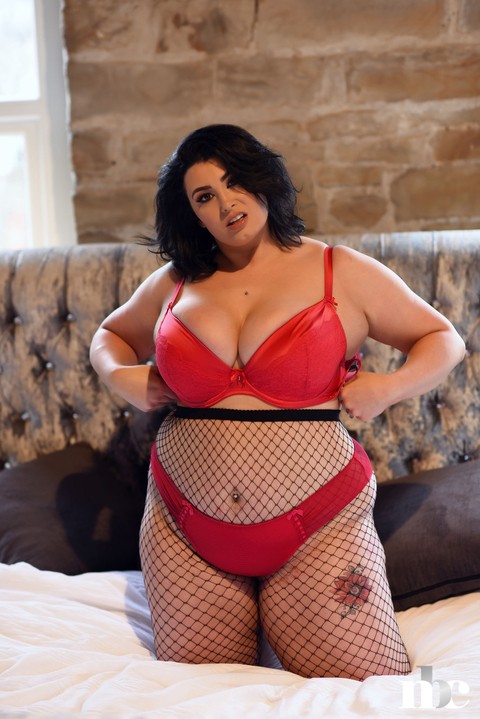 Brunette fatty Kiki flaunts her cuddly tits in sexy lingerie & body stockings | Фото 12