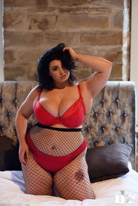 Brunette fatty Kiki flaunts her cuddly tits in sexy lingerie & body stockings | Фото 9