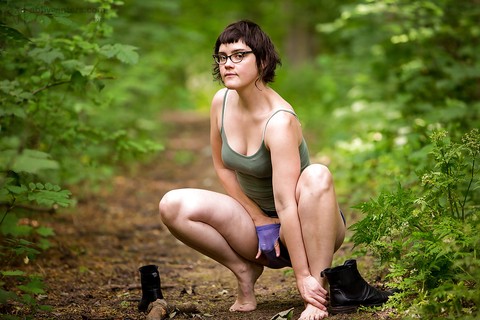 Geeky amateur chick Estella Z stripping naked in woods to masturbate | Фото 4