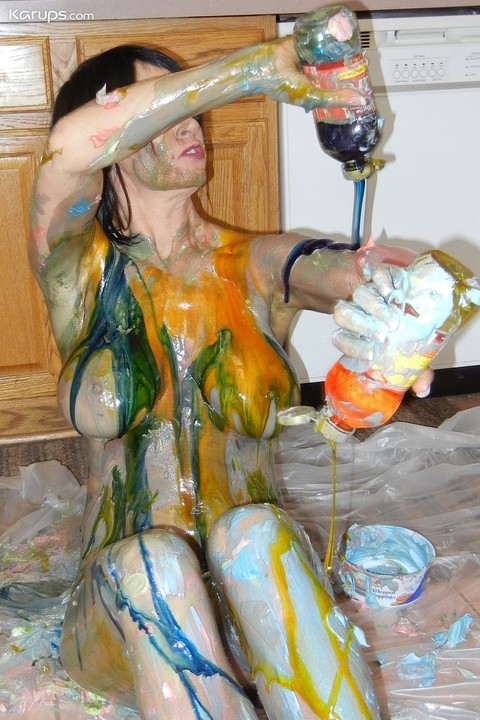 Big boobed amateur housewife Tabitha pours paint all over her sexy body | Фото 10