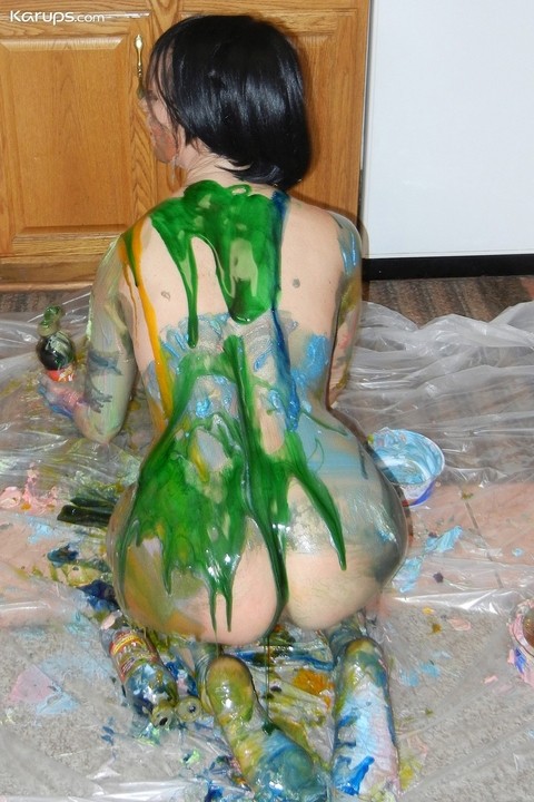 Big boobed amateur housewife Tabitha pours paint all over her sexy body | Фото 12