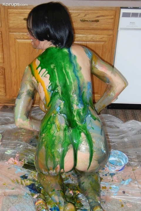 Big boobed amateur housewife Tabitha pours paint all over her sexy body | Фото 13