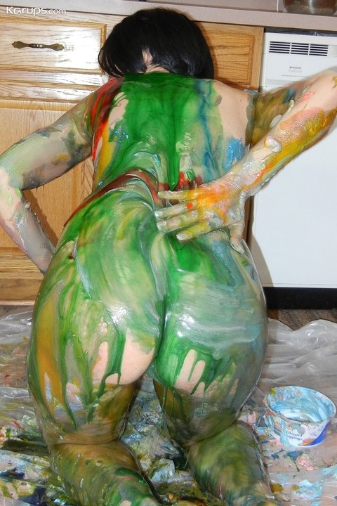 Big boobed amateur housewife Tabitha pours paint all over her sexy body | Фото 14